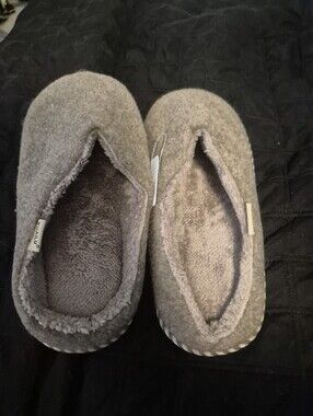 KuaiLu brand for comfortable slippers.